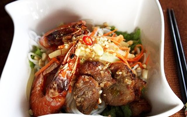 Grilled shrimp and beef noodles