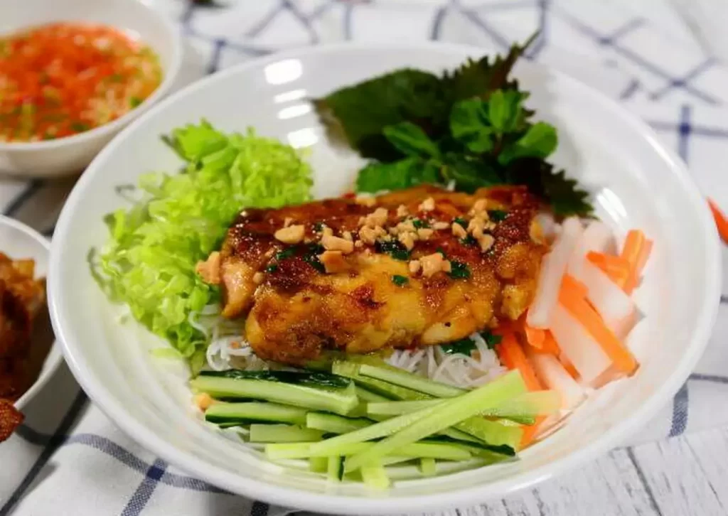 Chicken vermicelli with lemongrass and chilli