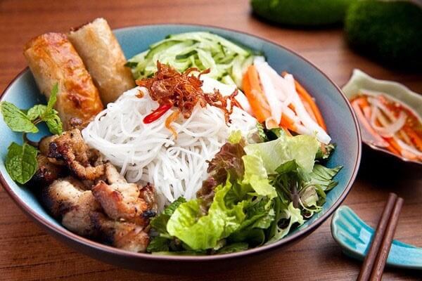 Grilled pork & egg rolls noodles